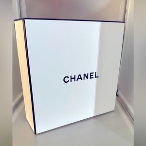 Chanel box (empty)